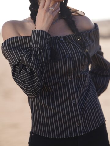 SOLÉVIA 오프숄더 밴딩 스트라이프 슬림핏 셔츠 간절기 하이엔드 유니크_블랙