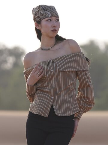 SOLÉVIA 오프숄더 밴딩 스트라이프 슬림핏 셔츠 간절기 하이엔드 유니크_브라운