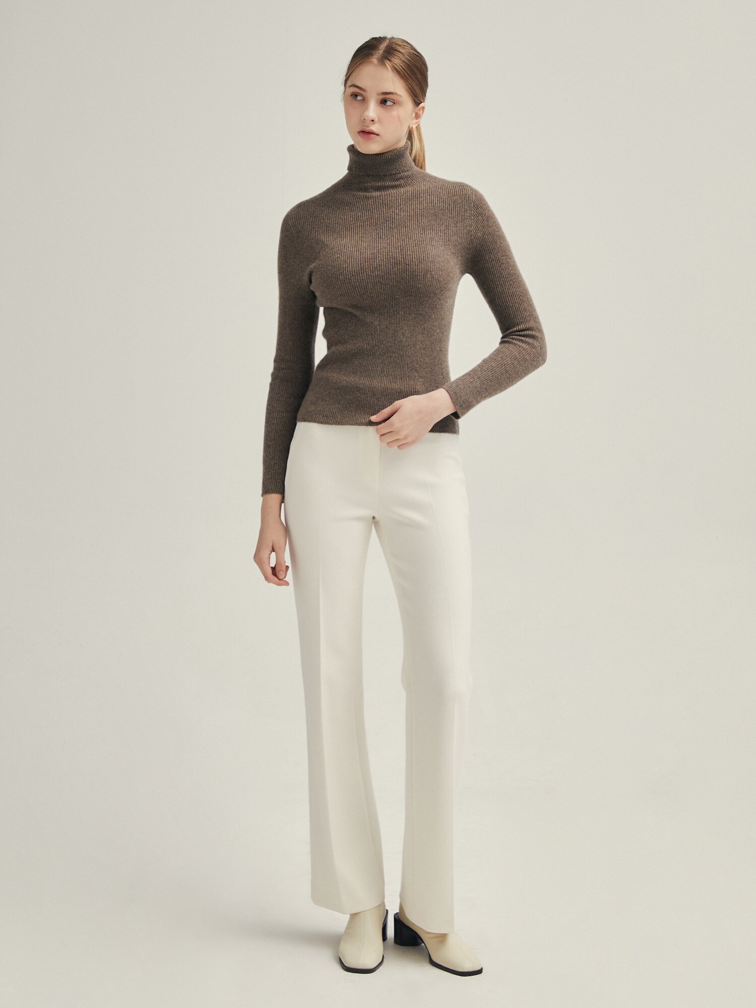 스판 버튼 디테일 슬랙스 팬츠 (IVORY)