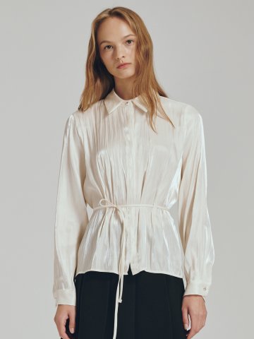 글로시 벨티드 블라우스 - 크림 / Glossy Belted Blouse - Cream
