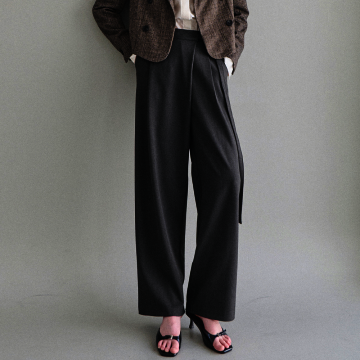 스트랩 디테일 프론트 핀턱 슬랙스