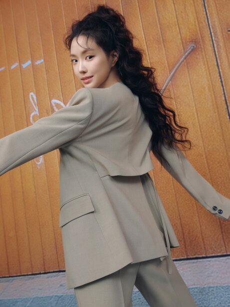 라운드넥 백 벨티드 재킷 