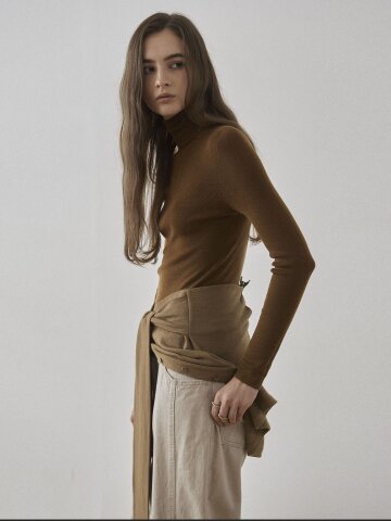 BIELLA WOOL BLEND HIGH NECK KNIT TOP - CAMEL(09/22예약배송)