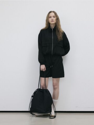 GLOSSY TEXTURE VOLUM POCKET JUMPER - BLACK