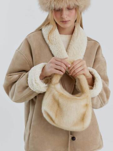 키티 레빗 퍼 미니 백_MW4WBG06X