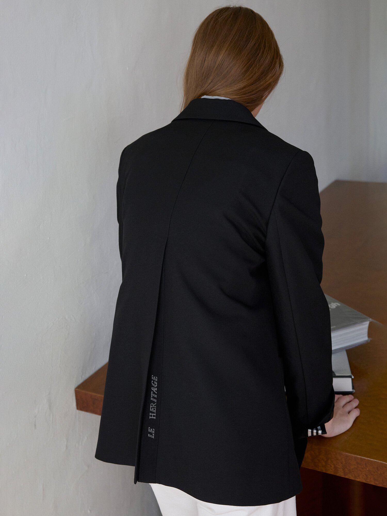 메탈 포인트 싱글 투 버튼 재킷 (BLACK)