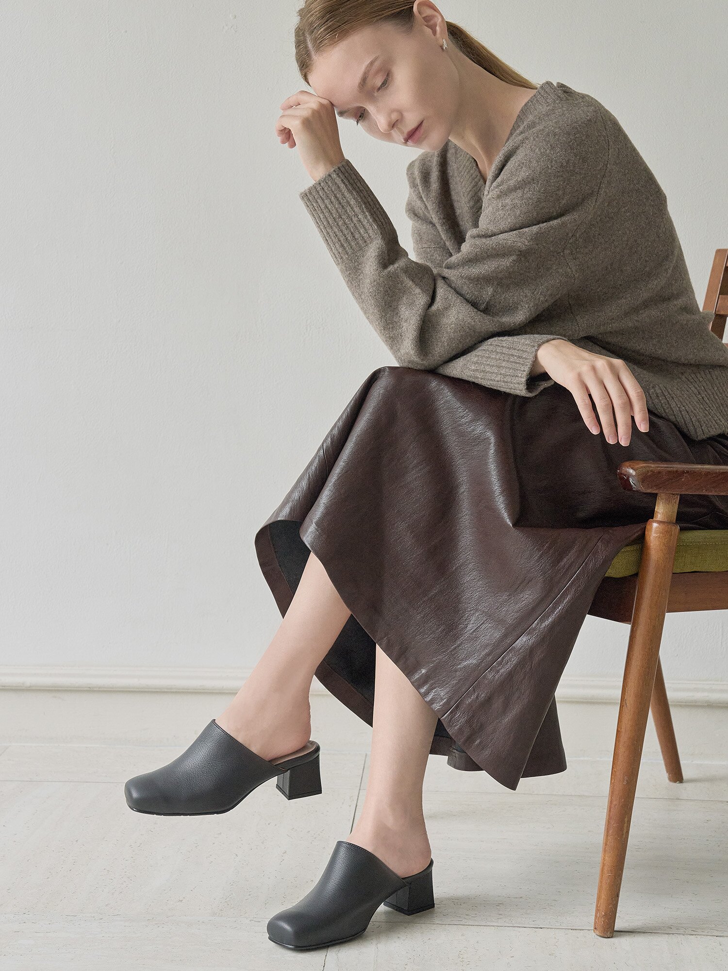 천연가죽 모데나 스퀘어 뮬 슬리퍼 GIS-46291