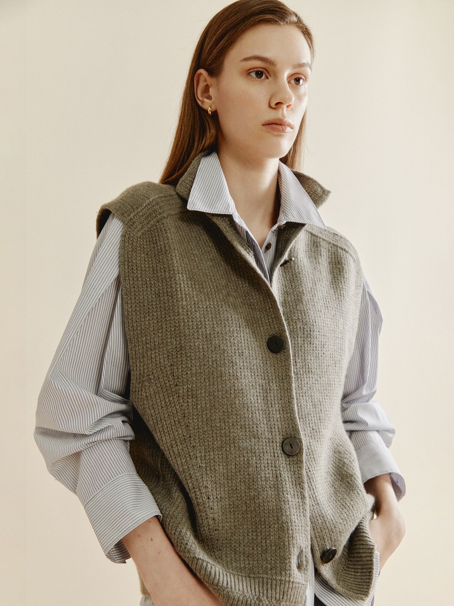 리브 디테일 버튼 업 니트 베스트 (MELANGE GREY)