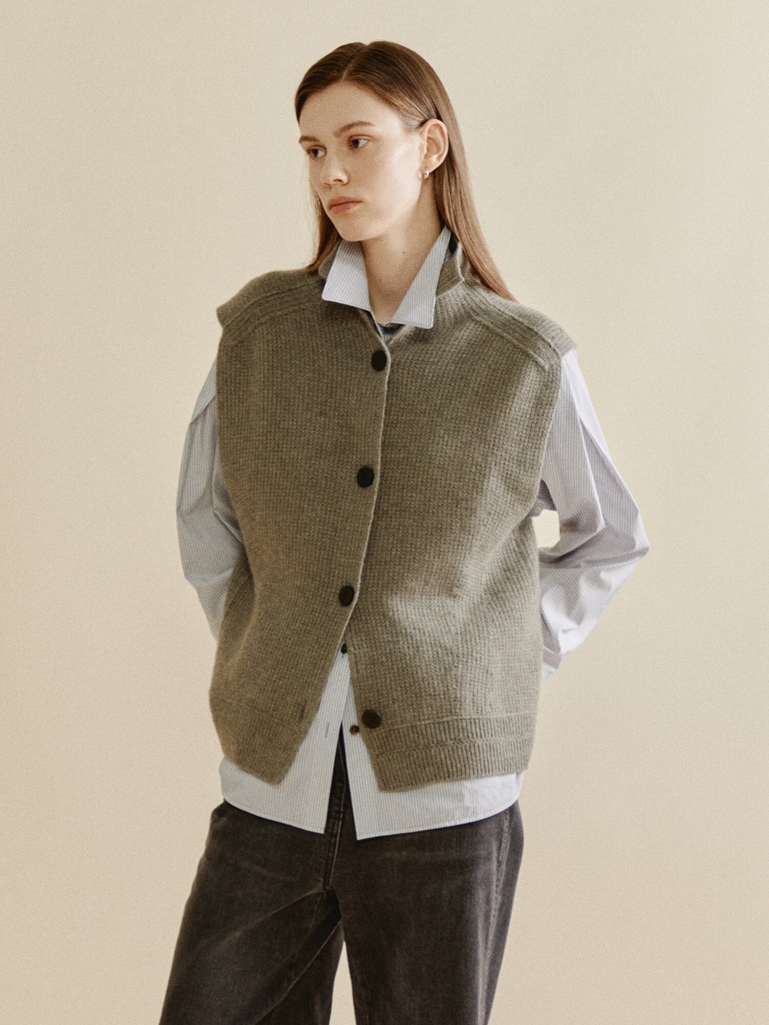 리브 디테일 버튼 업 니트 베스트 (MELANGE GREY)