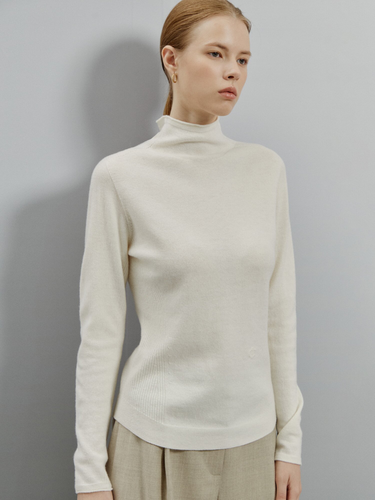 모던 베이직 하프넥 울 니트 탑 (IVORY)