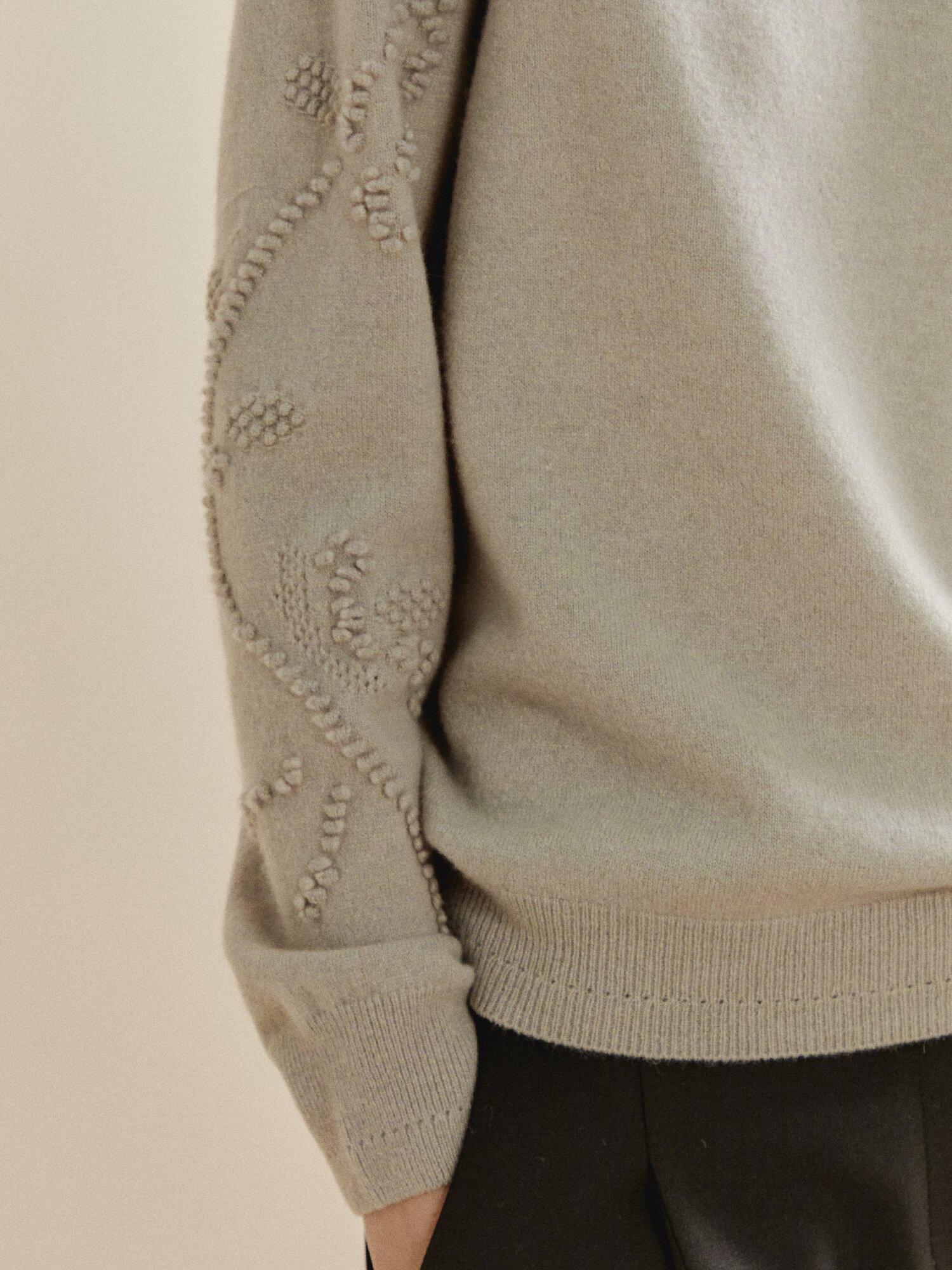 플라워 텍스처 디테일 캐시미어 니트 (LIGHT GREY)