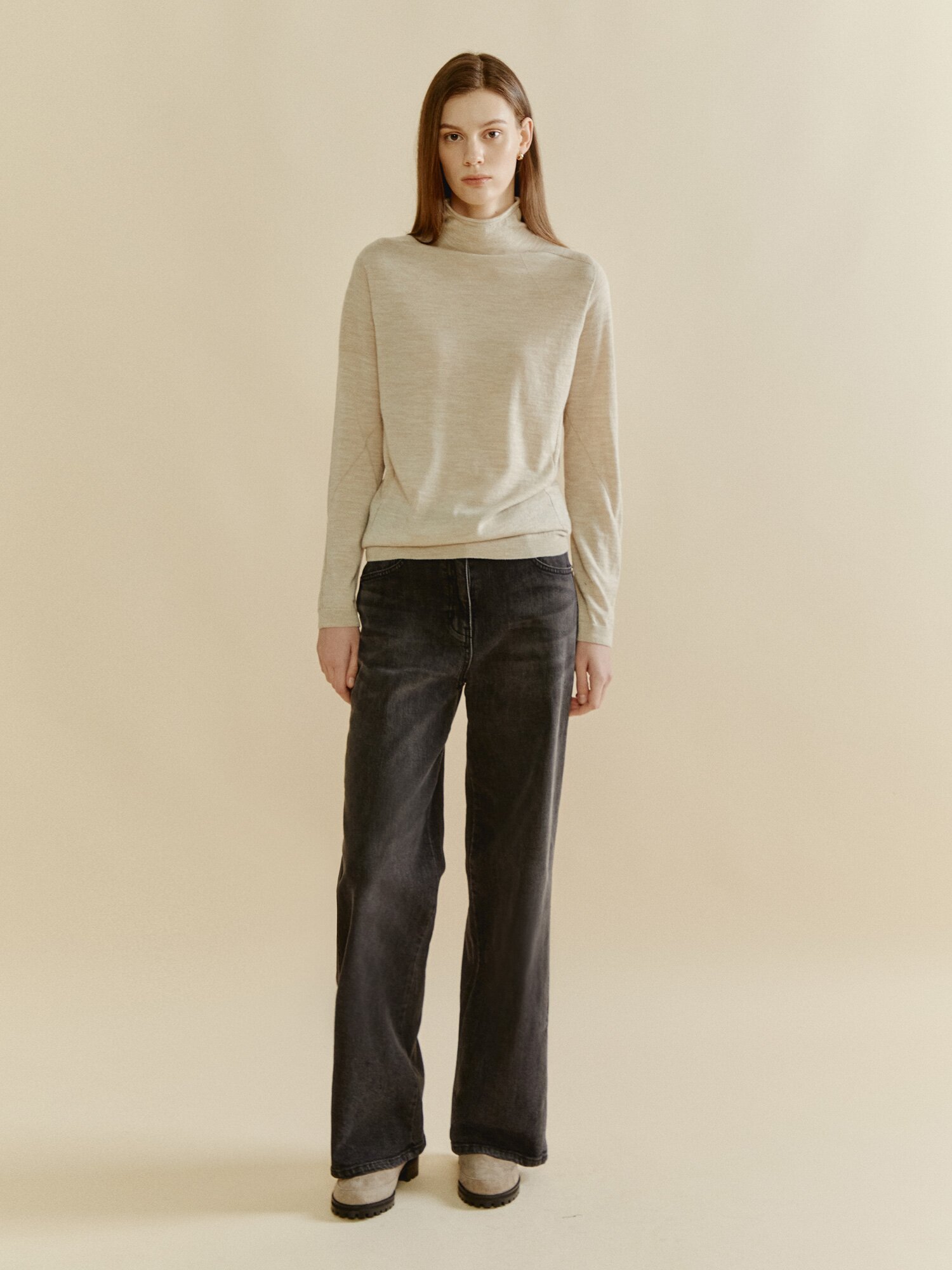 소프트 터치 라운드 하프넥 니트 (LIGHT BEIGE)