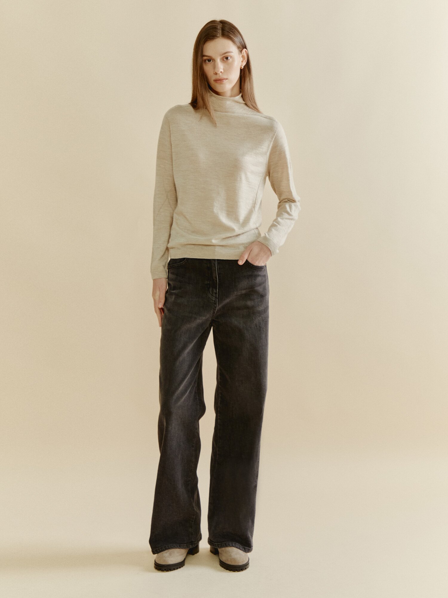 소프트 터치 라운드 하프넥 니트 (LIGHT BEIGE)