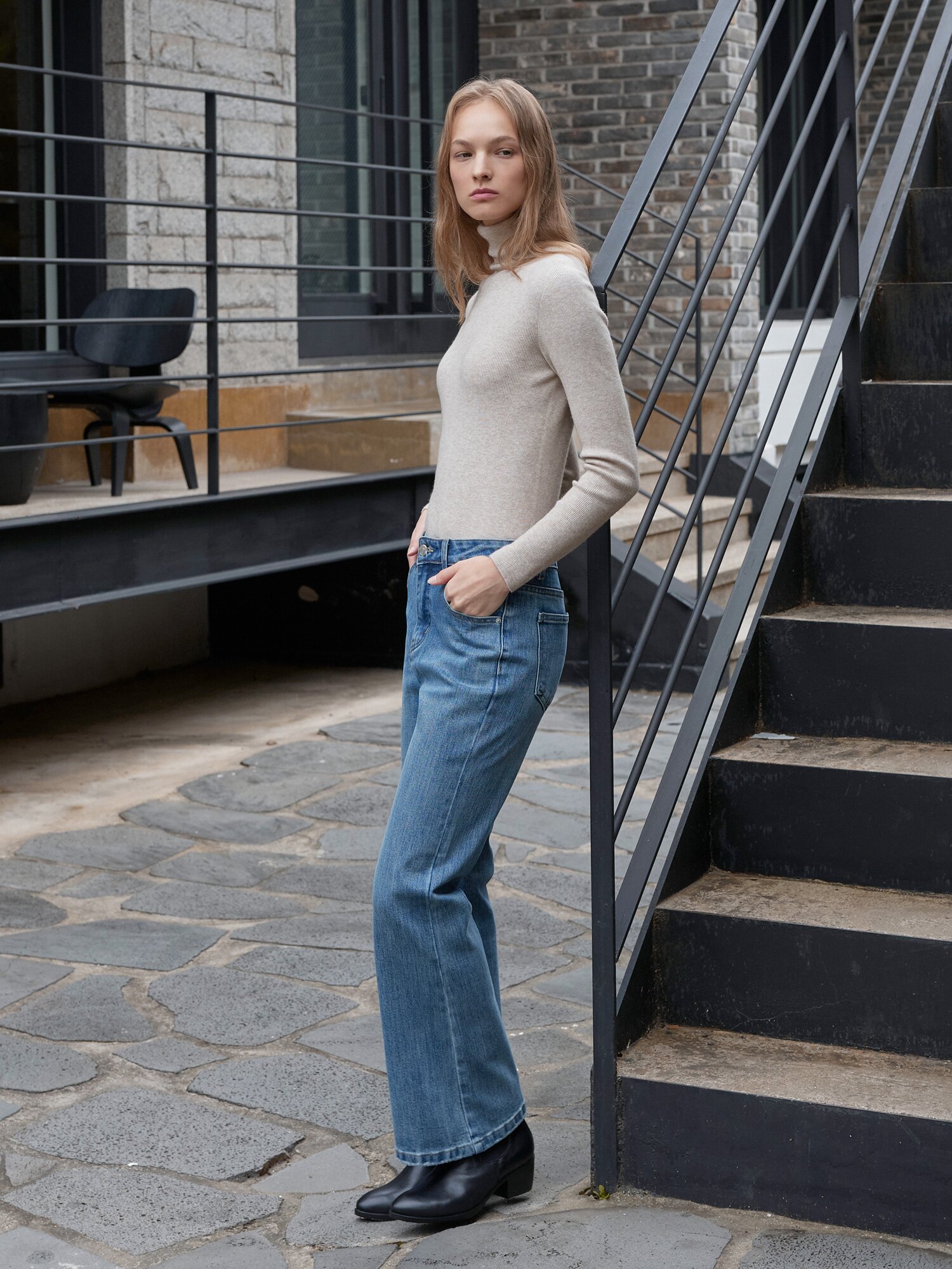 코튼 블렌드 워싱 부츠컷 데님팬츠 (BLUE)