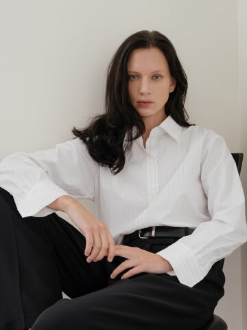 화이트 핀 스트라이프 릴렉스 핏 셔츠
