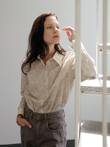 베이지 플라워 패턴 셔츠
