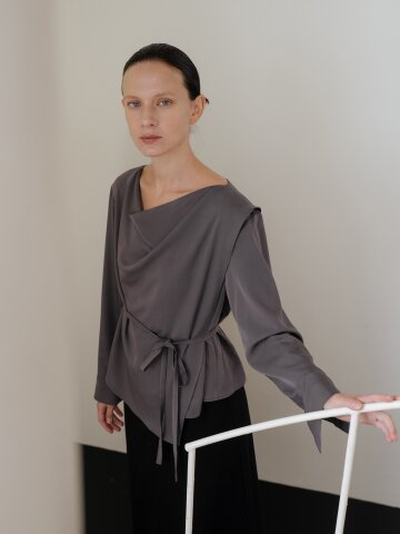 차콜 드레이프 넥 블라우스
