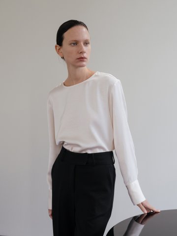 크링클 새틴 블라우스
