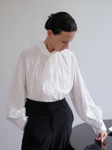 비즈 레이스 화이트 블라우스
