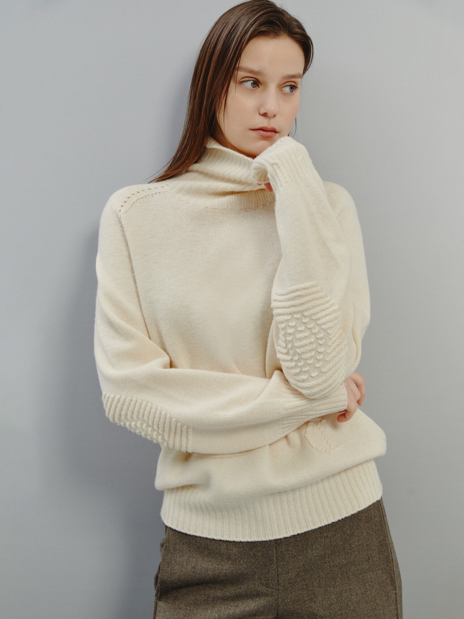 엘보 디테일 하이넥 울 풀오버 (IVORY)