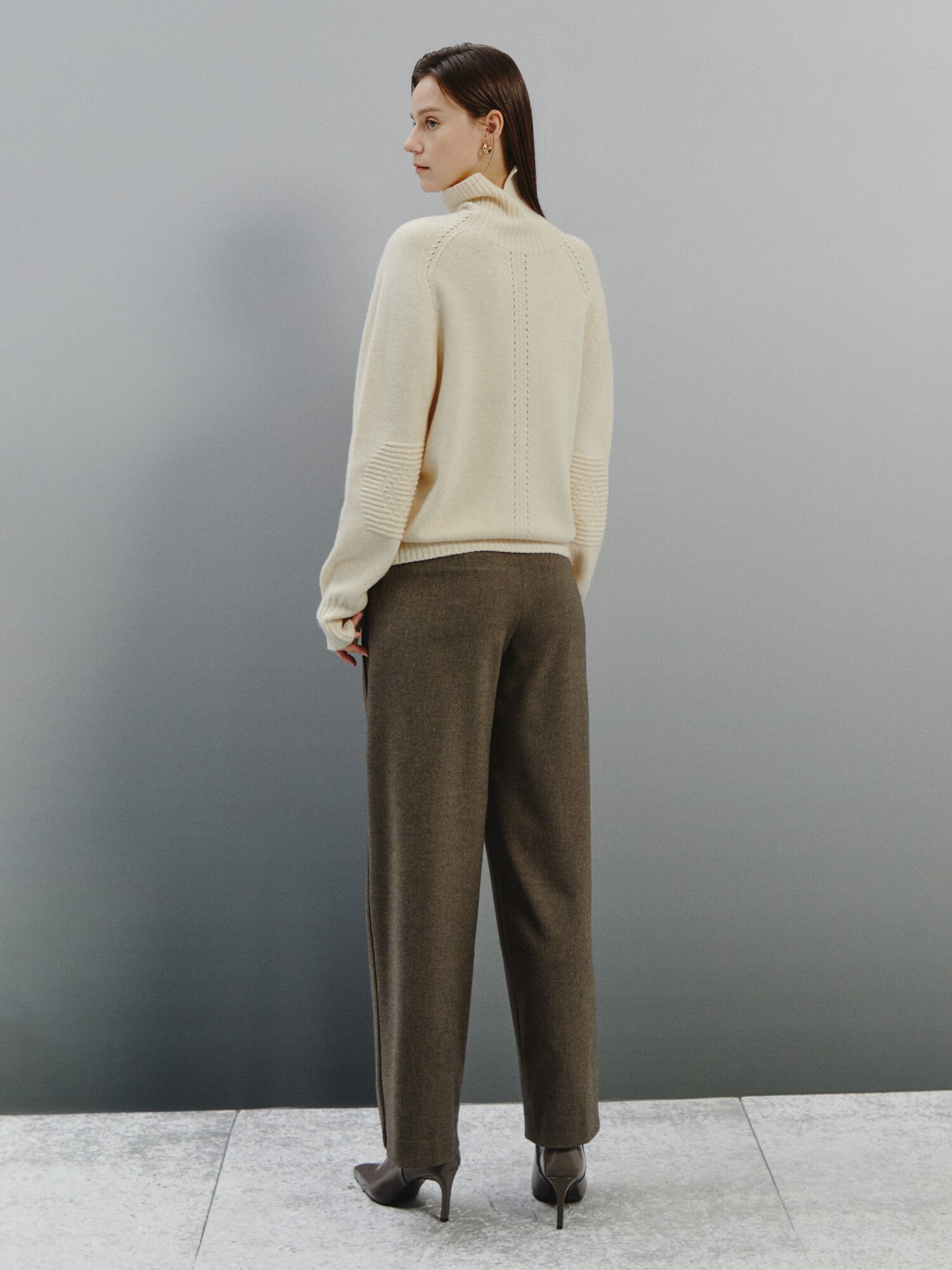 엘보 디테일 하이넥 울 풀오버 (IVORY)