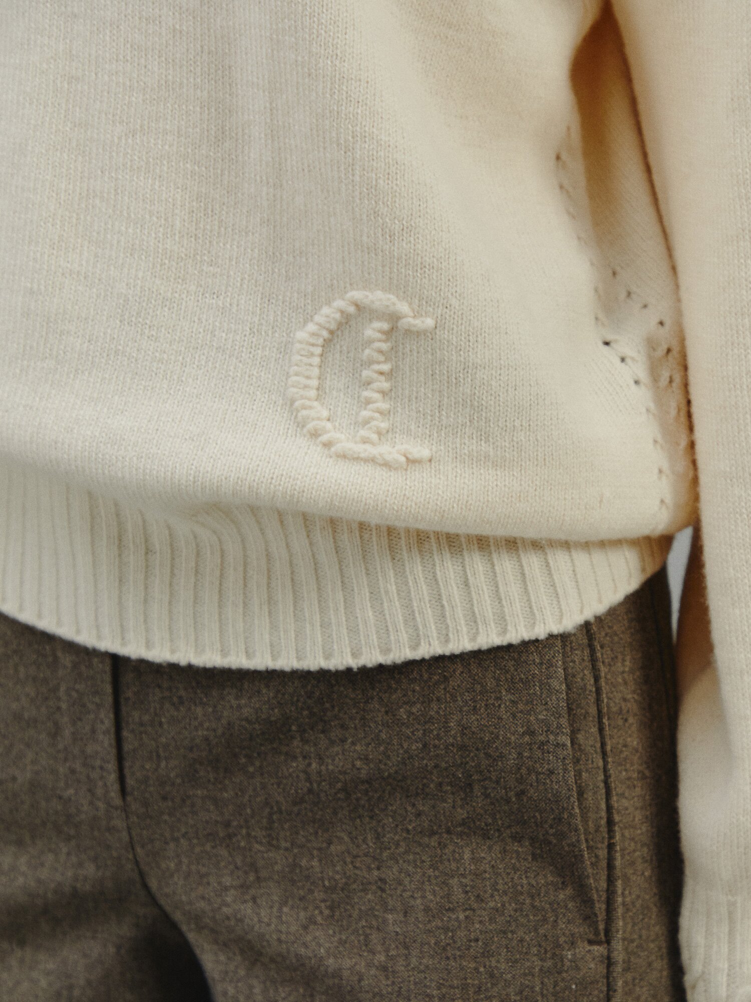 엘보 디테일 하이넥 울 풀오버 (IVORY)