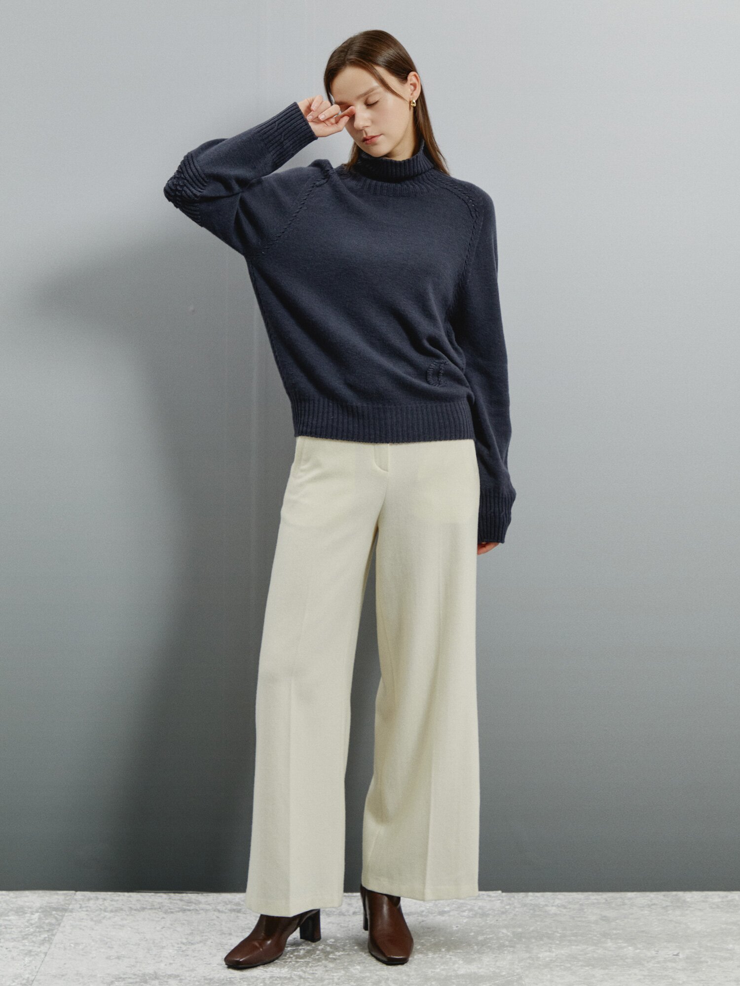 엘보 디테일 하이넥 울 풀오버 (DARK GREY)