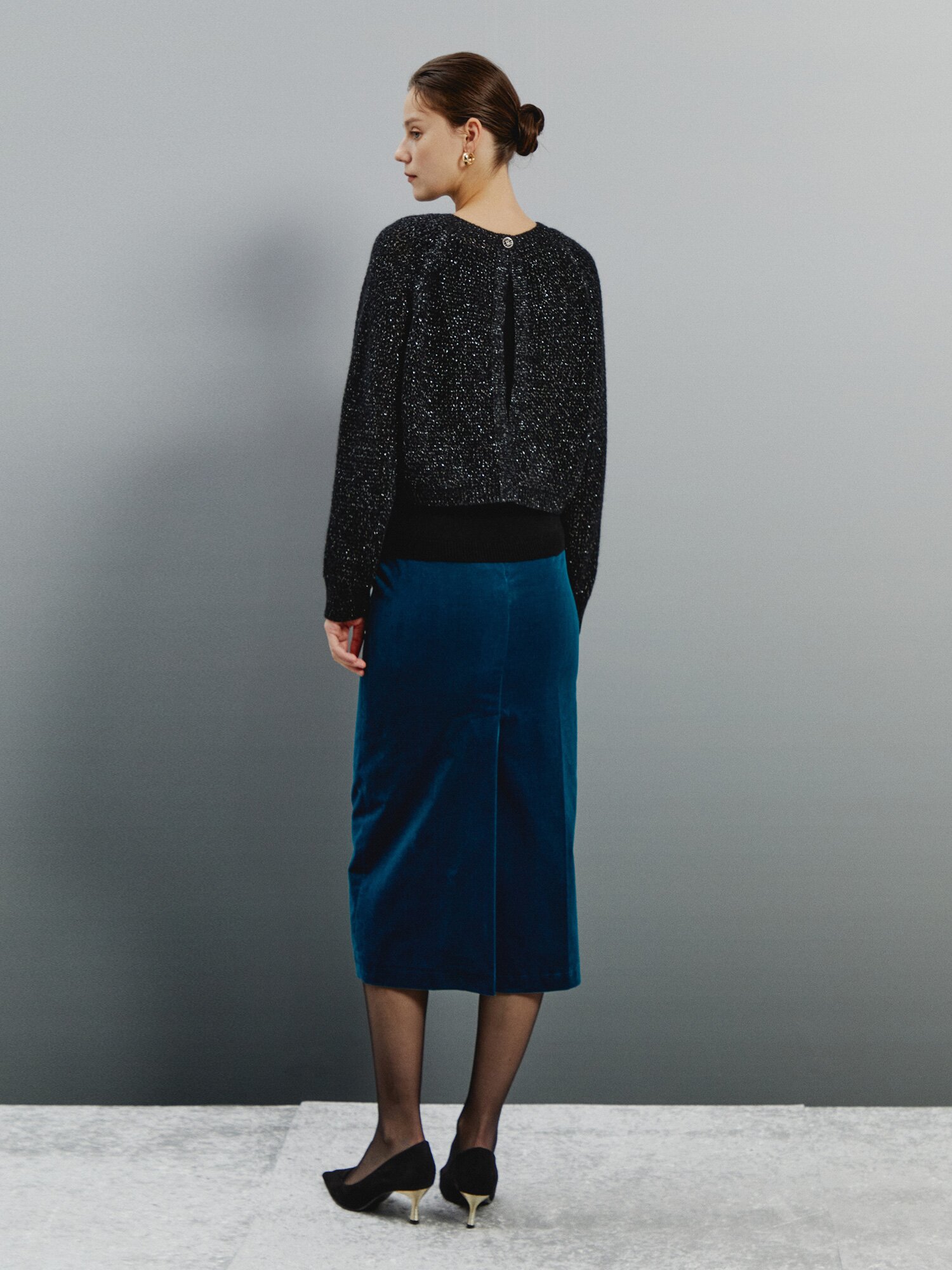 라이트 골드 버튼 니트 (BLACK)