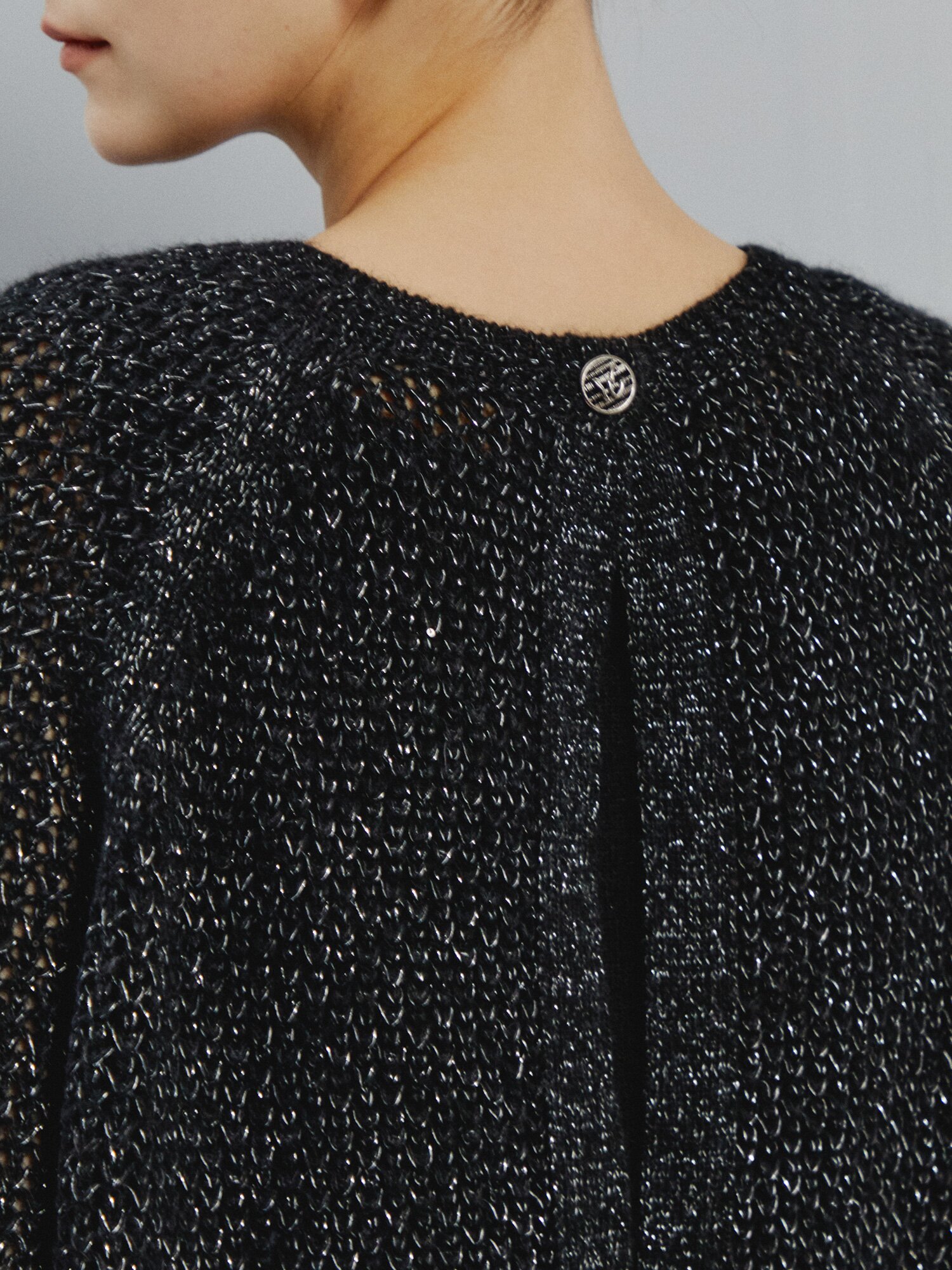 라이트 골드 버튼 니트 (BLACK)