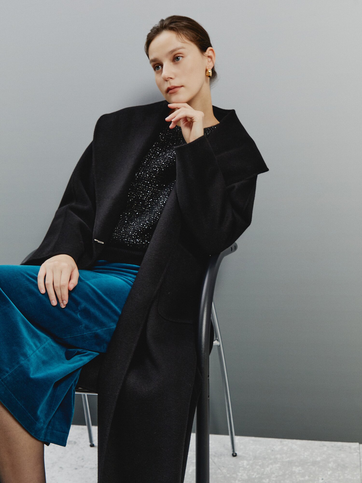 라이트 골드 버튼 니트 (BLACK)