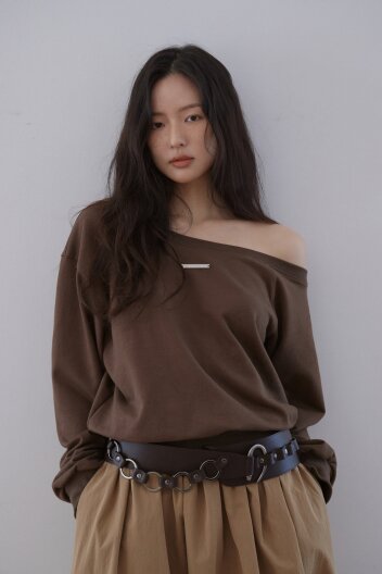 Melting one shoulder sweat shirts_Brown