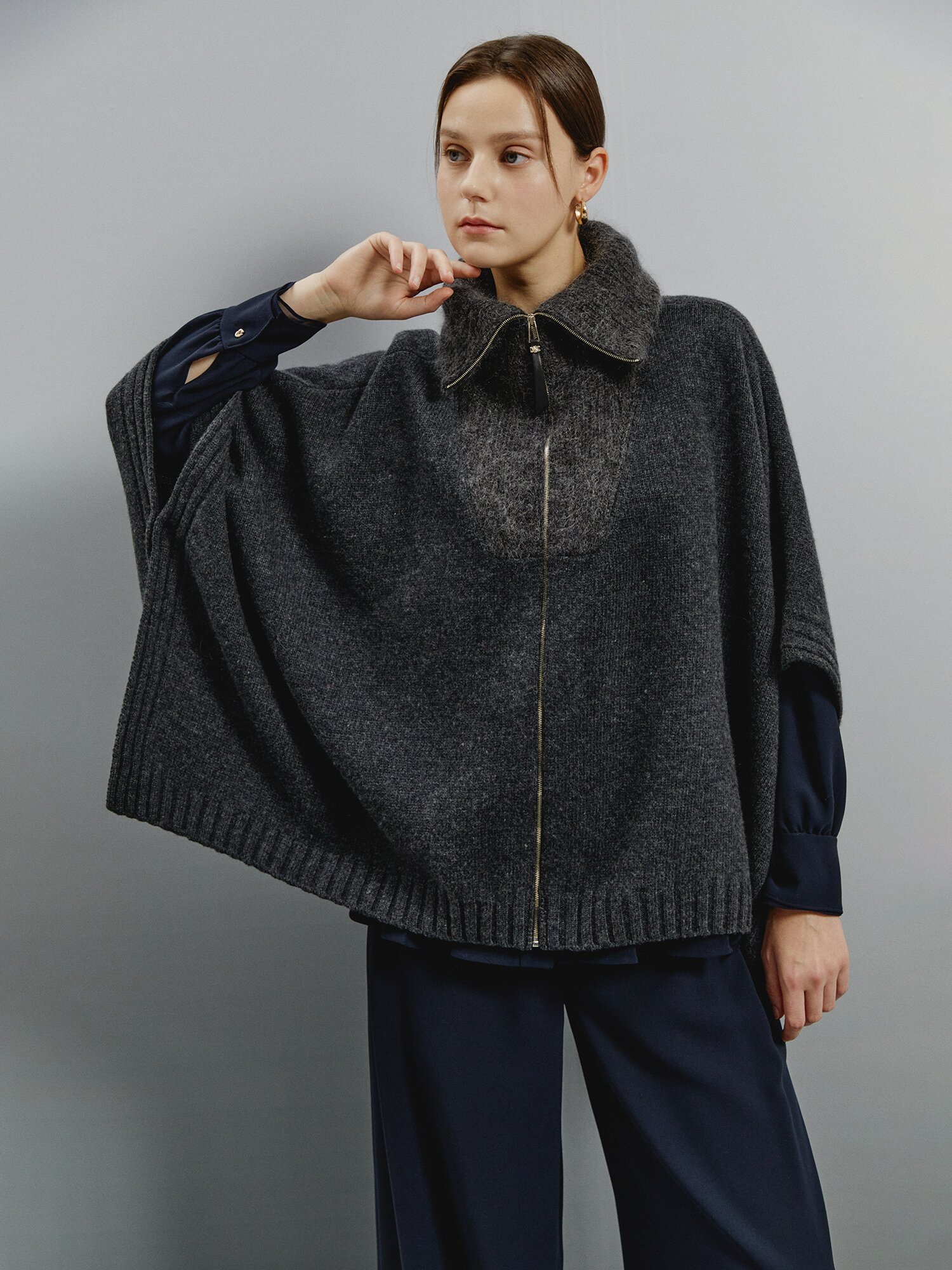 하이넥 집업 포인트 니트 케이프 (DARK GREY)
