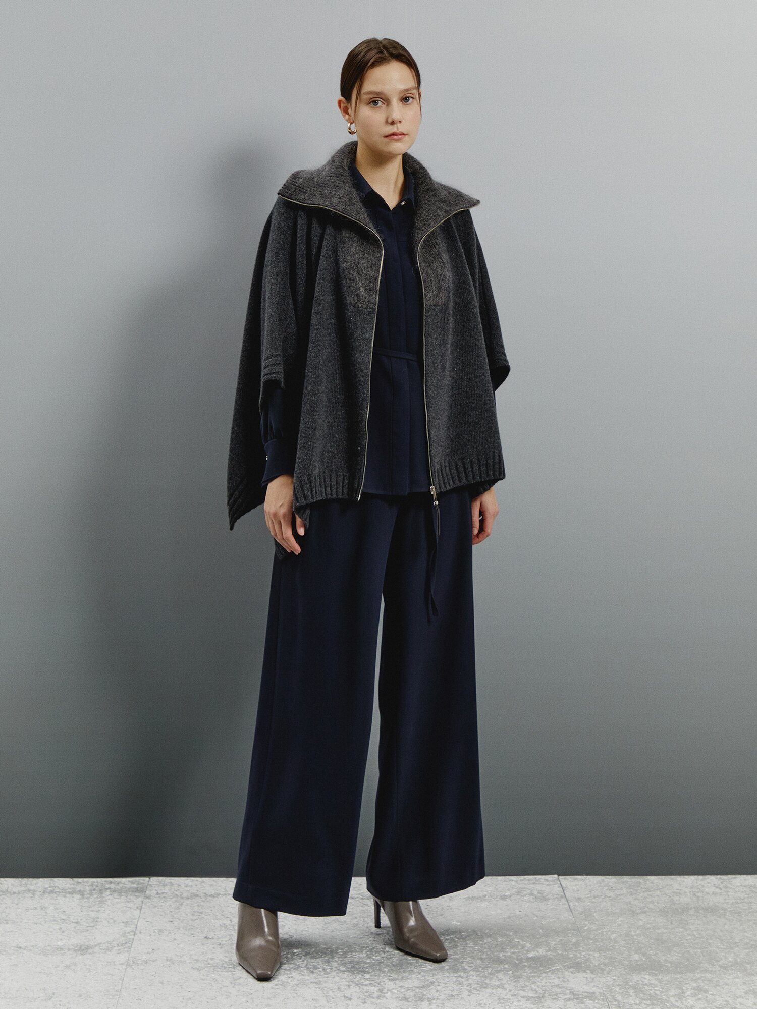 하이넥 집업 포인트 니트 케이프 (DARK GREY)