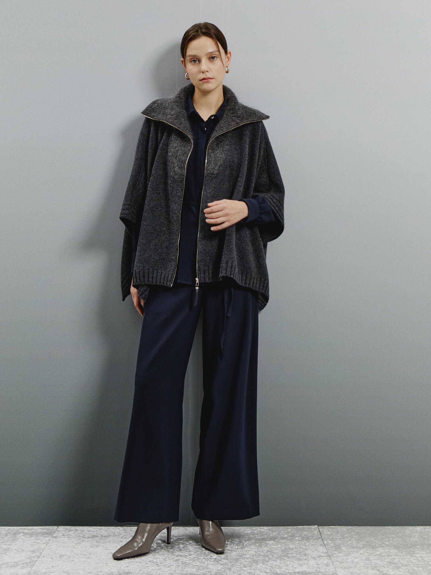하이넥 집업 포인트 니트 케이프 (DARK GREY)