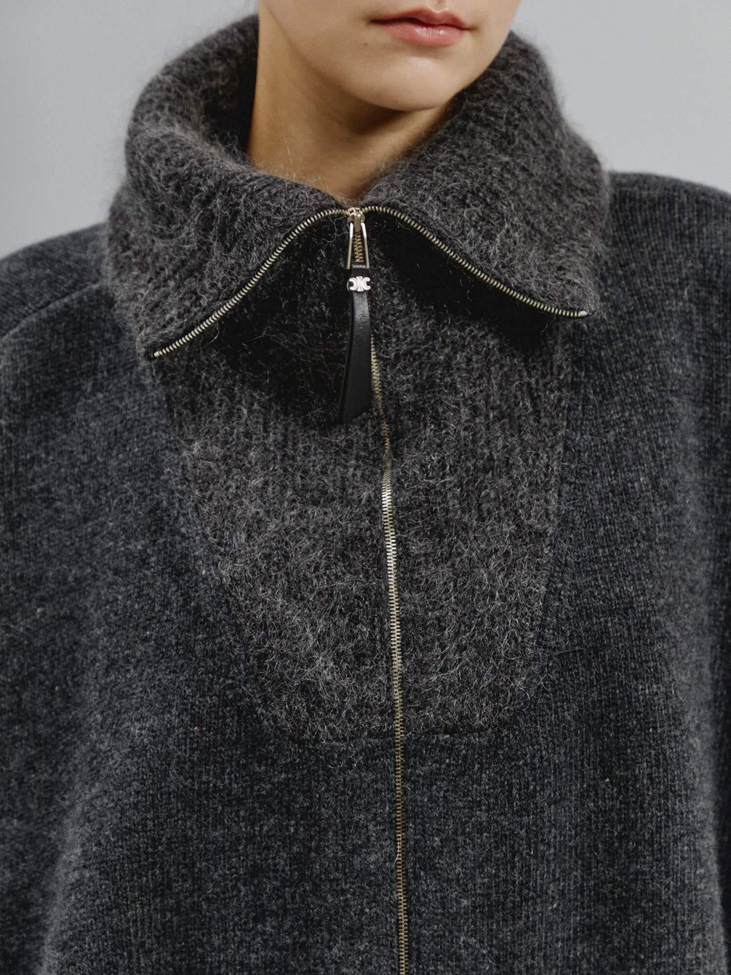 하이넥 집업 포인트 니트 케이프 (DARK GREY)