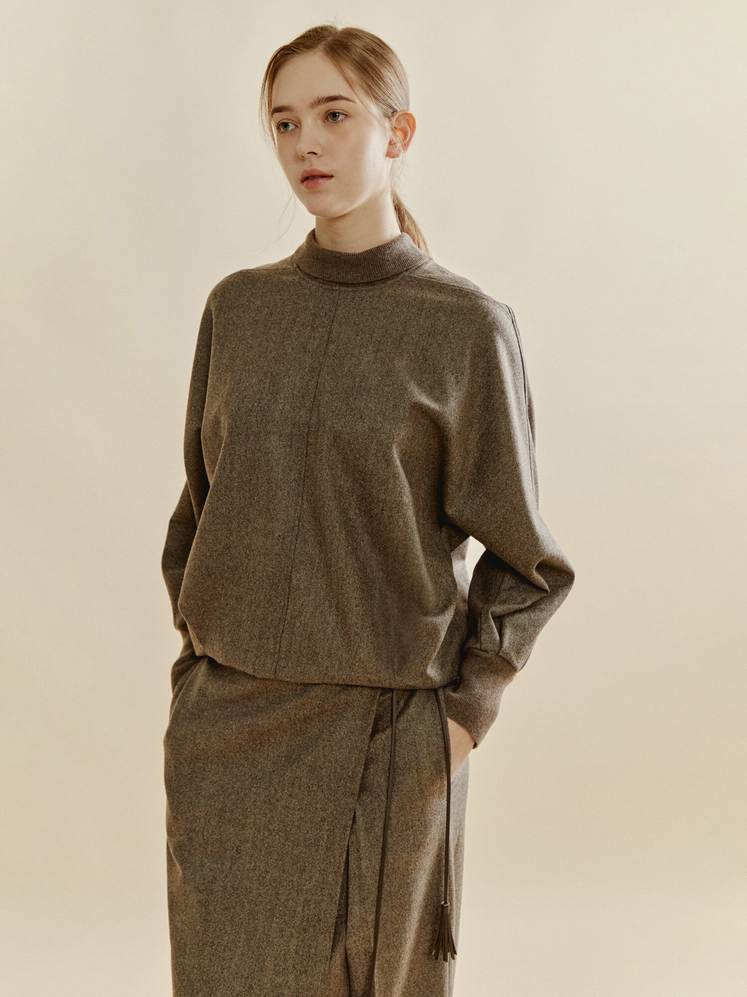 리버스 칼라 포인트 블라우스 (MELANGE BROWN)