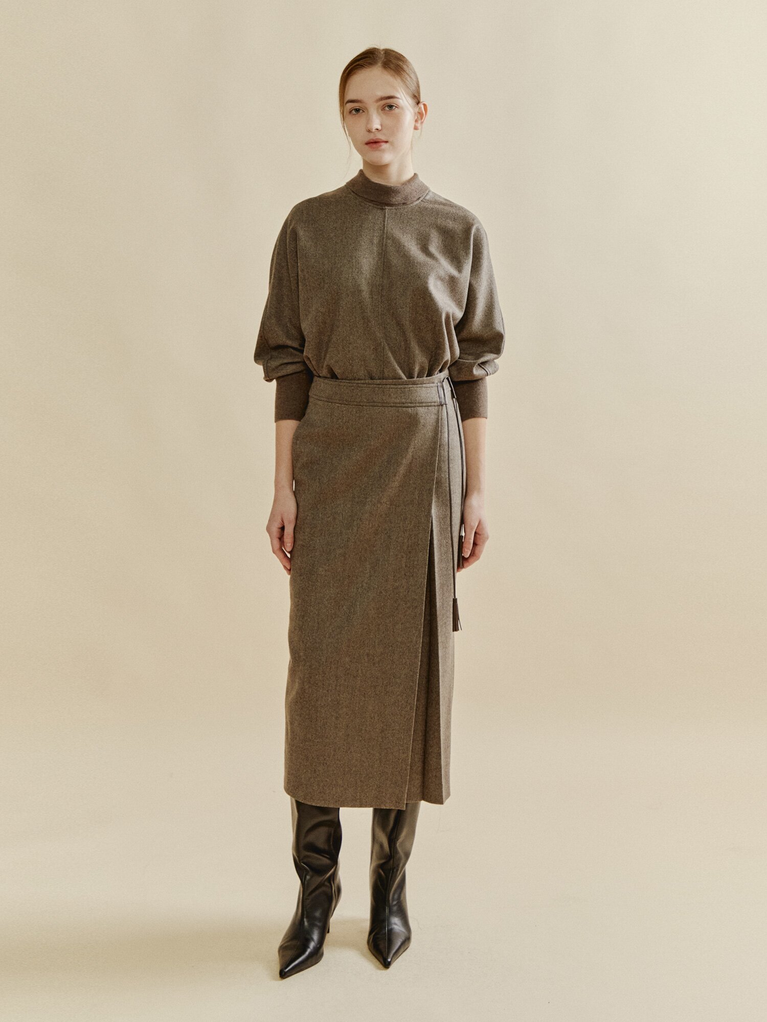 리버스 칼라 포인트 블라우스 (MELANGE BROWN)