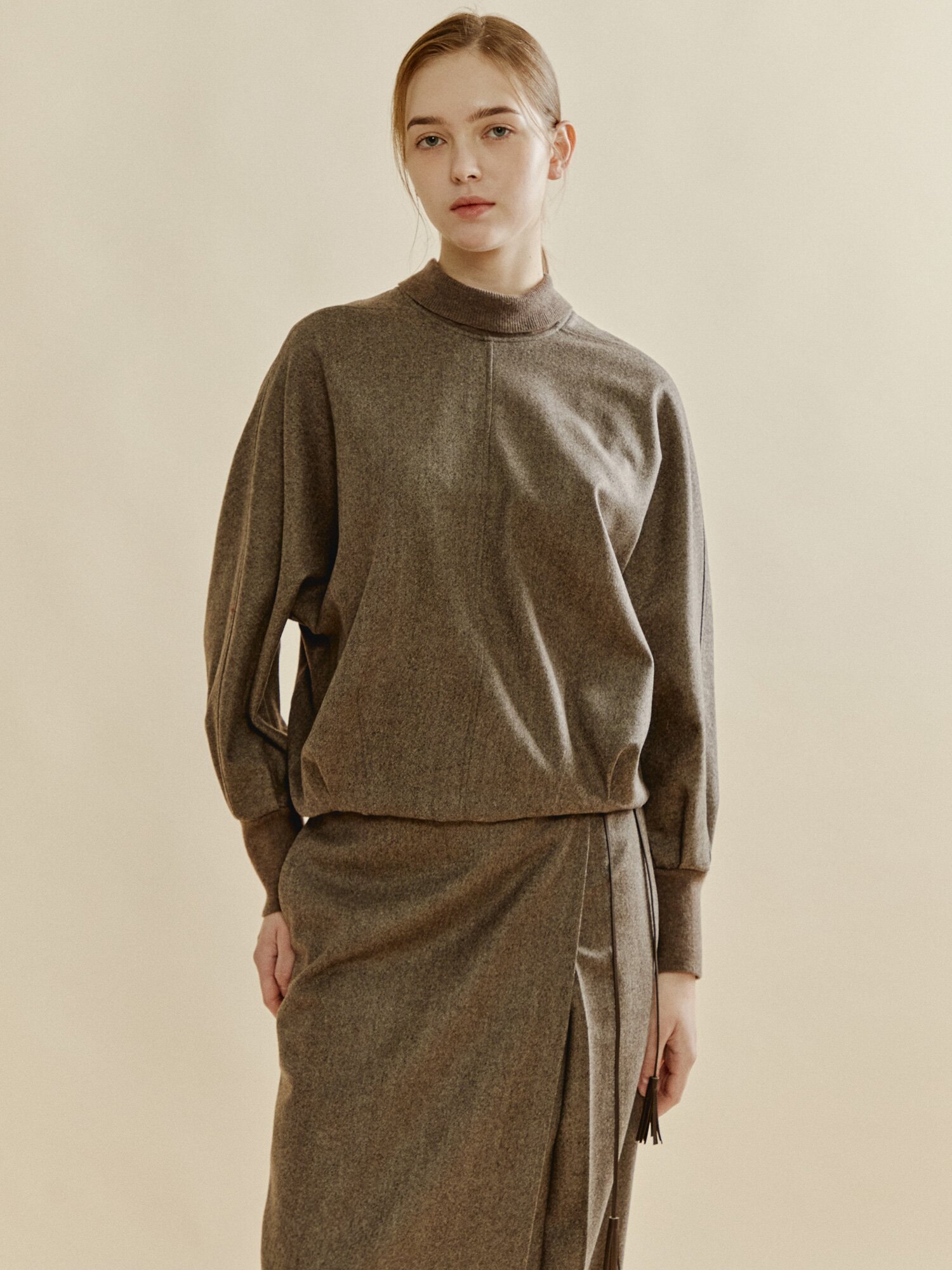 리버스 칼라 포인트 블라우스 (MELANGE BROWN)