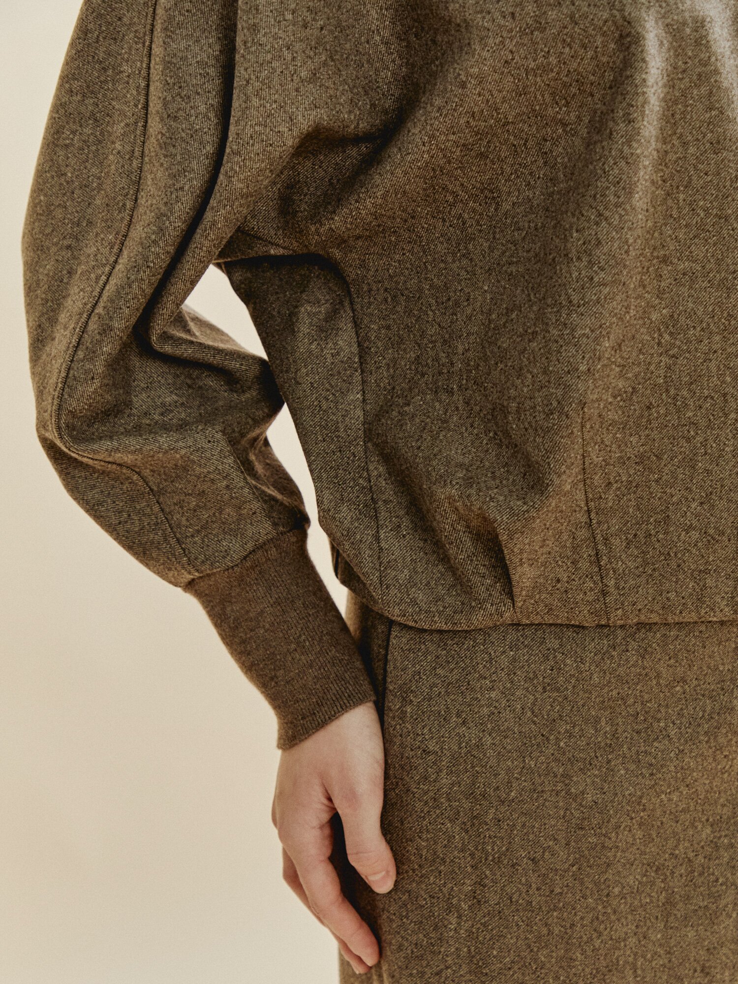 리버스 칼라 포인트 블라우스 (MELANGE BROWN)