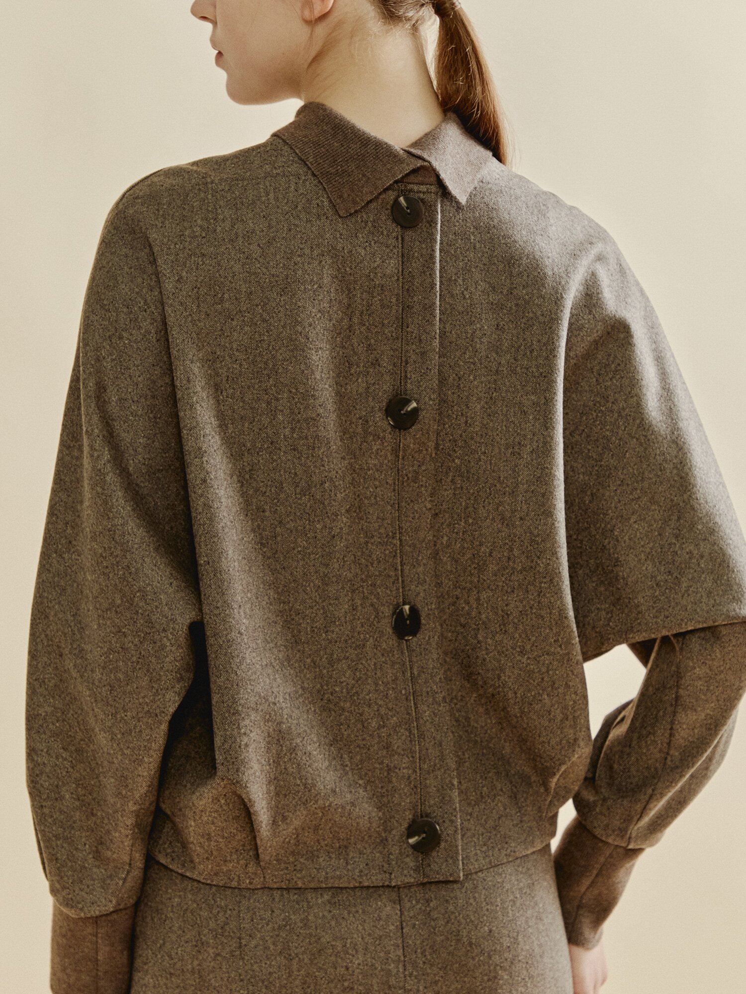 리버스 칼라 포인트 블라우스 (MELANGE BROWN)