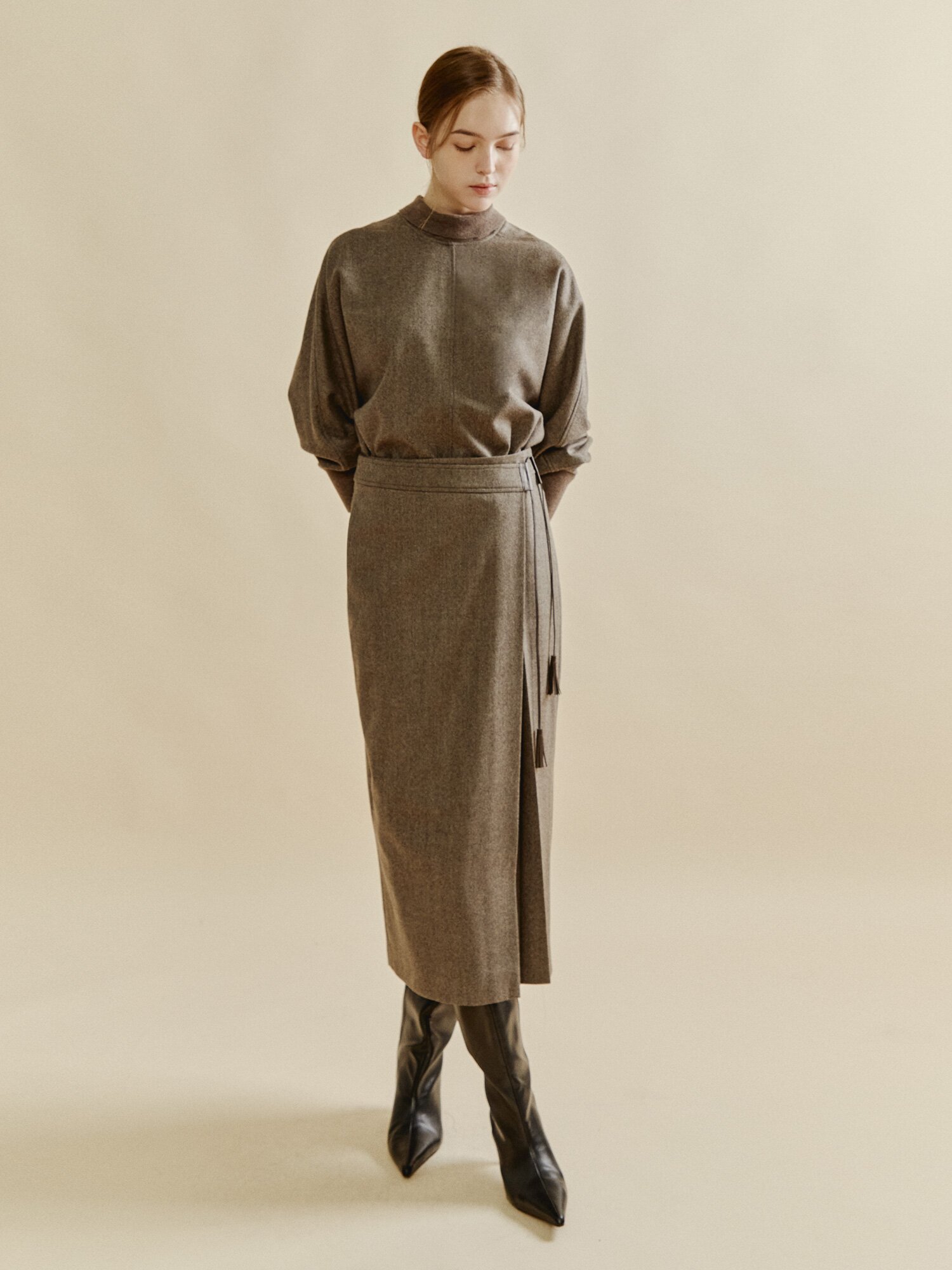 리버스 칼라 포인트 블라우스 (MELANGE BROWN)