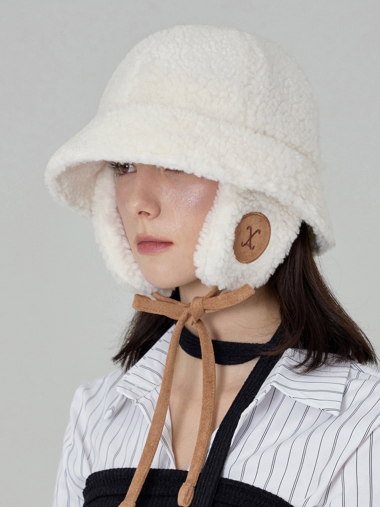 VA 커브드 로고 세르파 퍼 플랩 버킷햇 크림