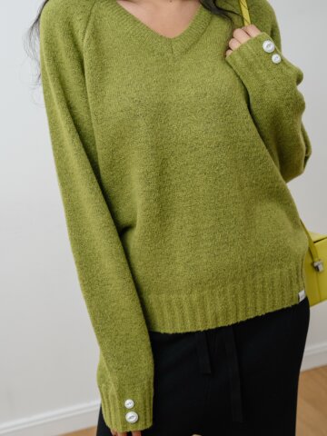 V넥 베이직 오버핏 단추 니트_그린