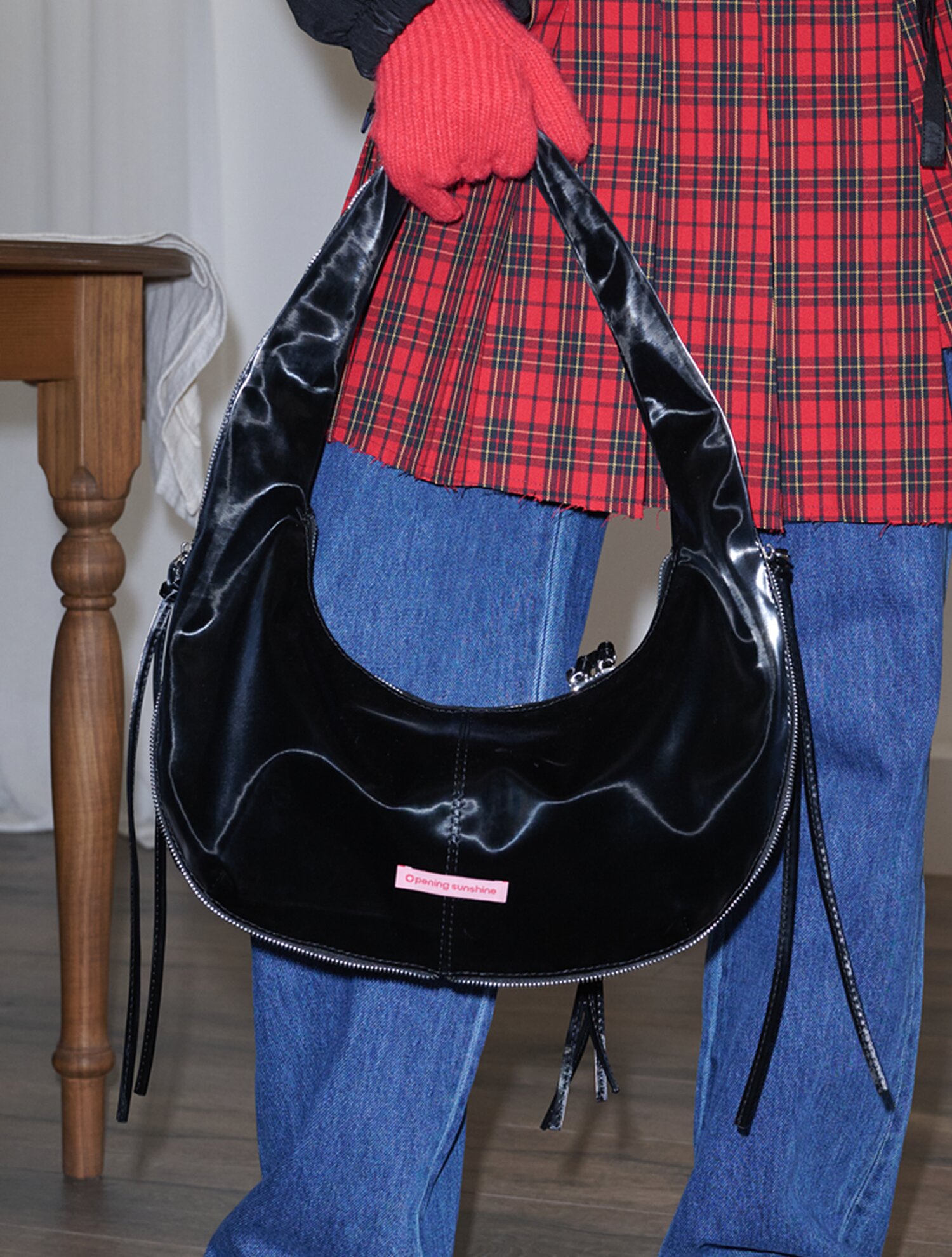 Zipper Detail Shining Shoulder Bag_Black