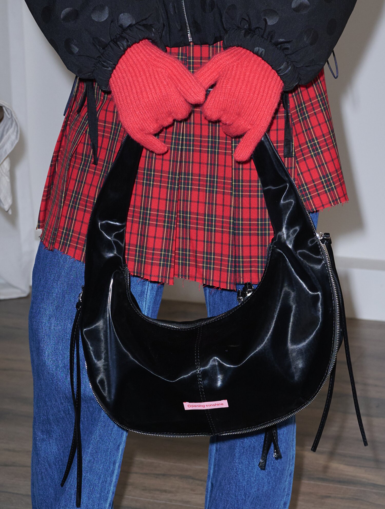 Zipper Detail Shining Shoulder Bag_Black