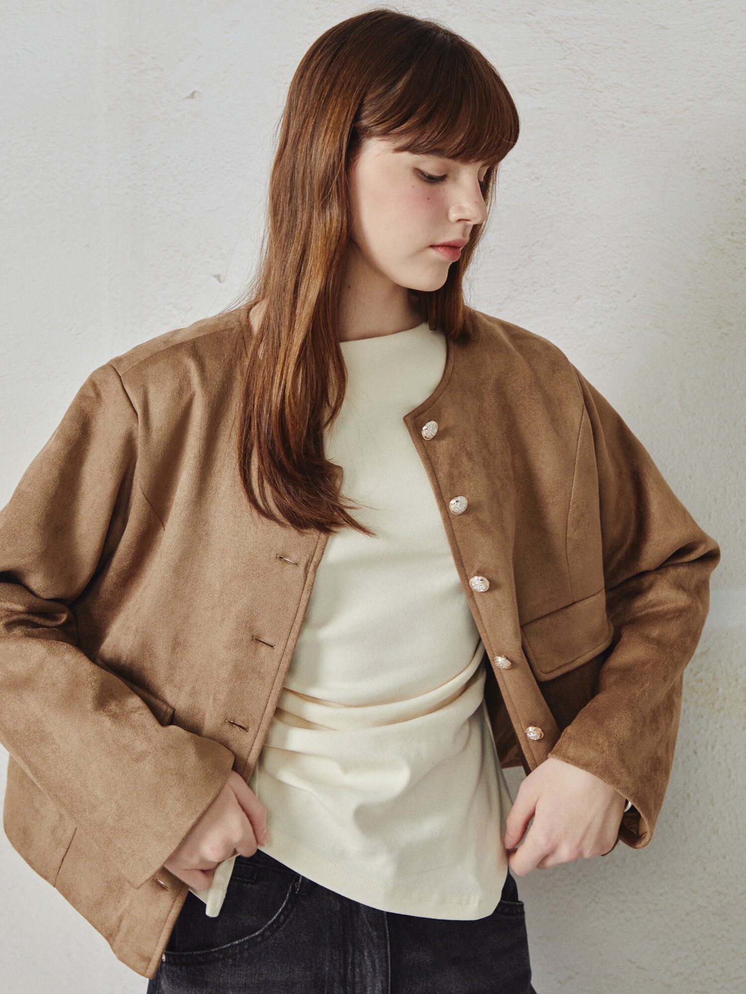 페이크 스웨이드 라운드넥 크롭 재킷 (KHAKI)