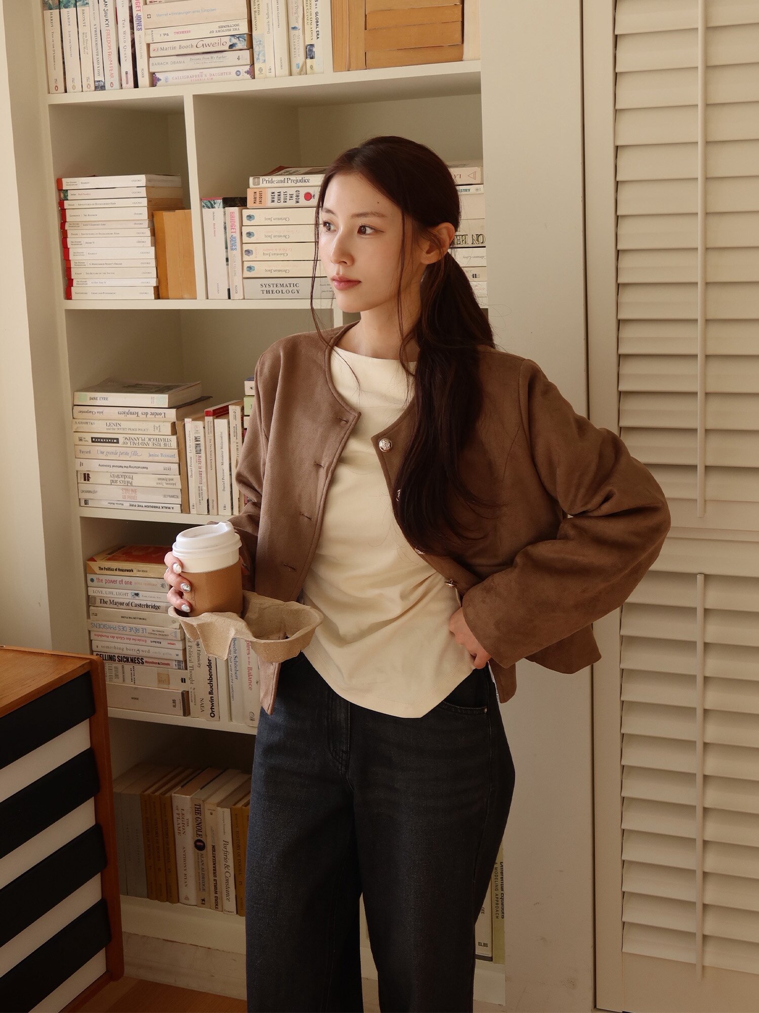 페이크 스웨이드 라운드넥 크롭 재킷 (KHAKI)