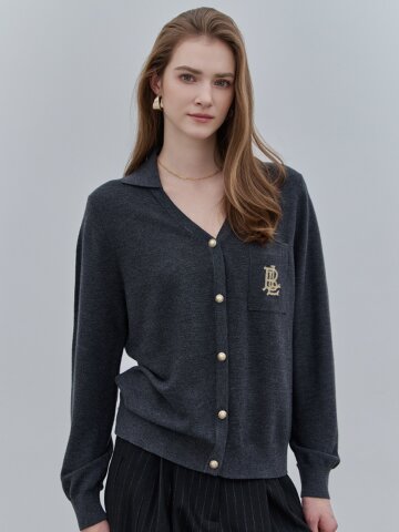 [케이미에르] 엠블럼 자수 포켓 오픈 카라 가디건