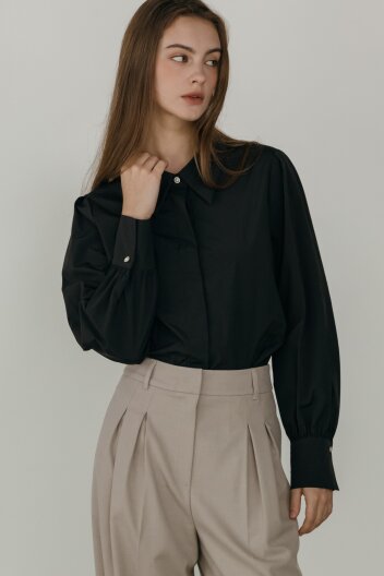 보석단추 포인트 퍼프 소매 셔츠(2컬러)