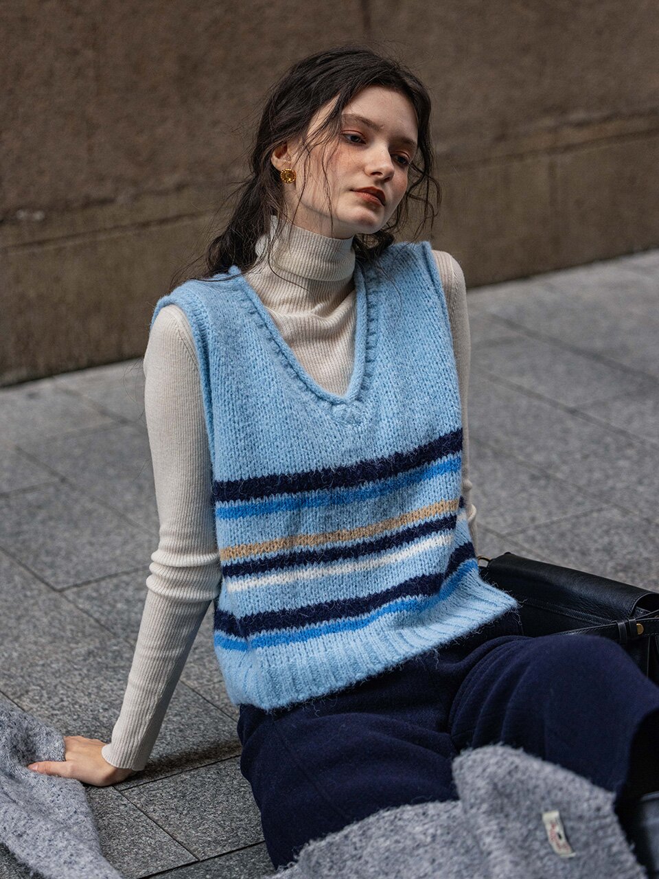 DA_Fluffy v-neck knit vest_2color